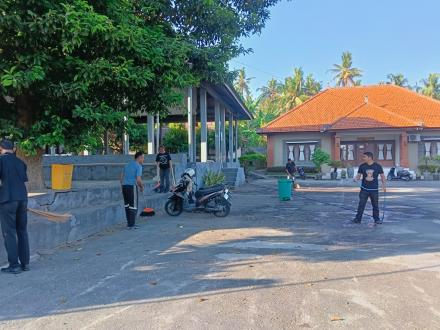 KEGIATAN RUTIN JUMAT BERSIH 